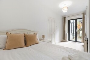 2 bedrooms, desk, iron/ironing board, Internet - Charming London Retreat in Vibrant Battersea – Entire Home, Self Check-In (London)