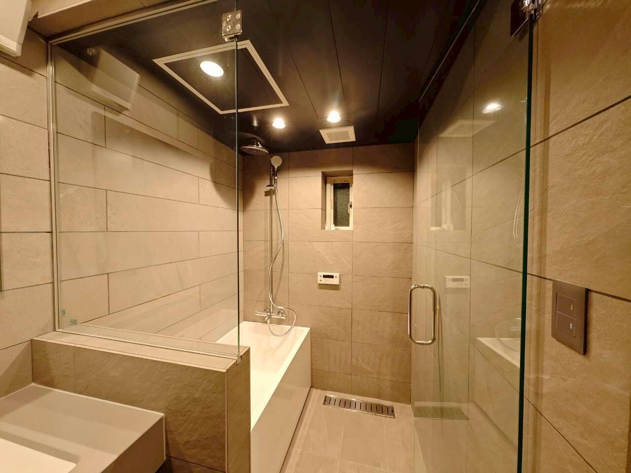 Combined shower/tub, free toiletries, hair dryer, towels
