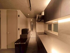Kühlschrank, Mikrowelle, Herdplatte, Kochgeschirr/Geschirr/Besteck