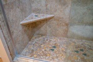 Hair dryer, towels, soap, shampoo - Royal Kahana Maui 117 Garden View Studio (Lahaina)