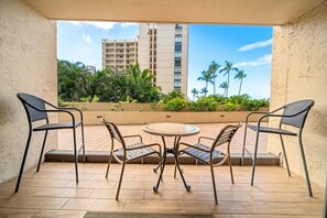 Outdoor dining - Royal Kahana Maui 117 Garden View Studio (Lahaina)
