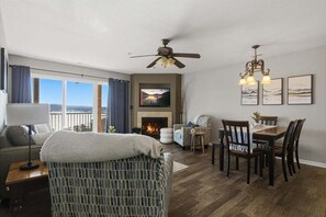 Smart TV, fireplace - Lakefront Condo with Big Views, Pools & Gated Community Near Old Kinderhook (Camdenton)