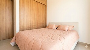 3 habitaciones, tabla de planchar con plancha, internet y ropa de cama 