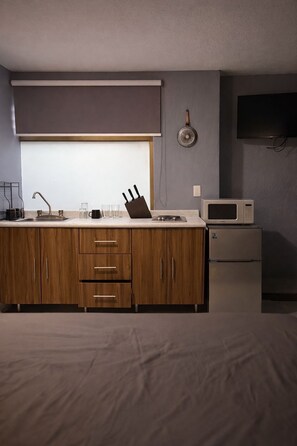 1 dormitorio, tabla de planchar con plancha, wifi y ropa de cama