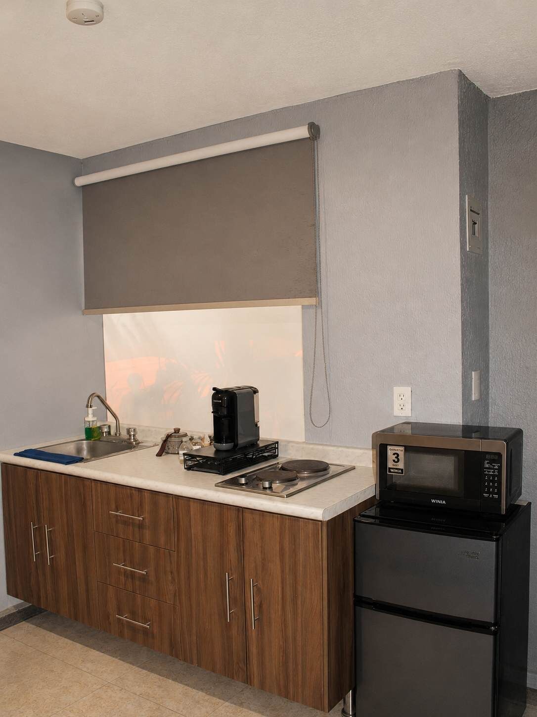 Kühlschrank, Herdplatte, Mixer, Kochgeschirr/Geschirr/Besteck