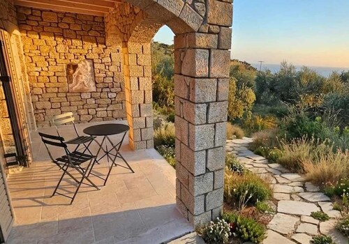 Private 2-Bedroom Cottage in Kardamyli · Quiet Setting Near Beaches