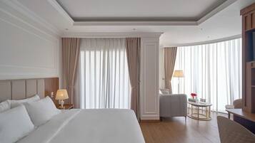 Dobbeltrom – premier, byutsikt | Skrivebord, skrivebord for bærbar PC og blendingsgardiner