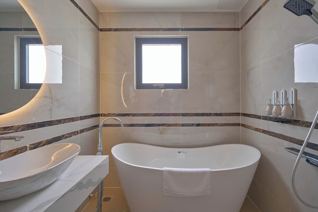 Dobbeltrom – premier, byutsikt | Bad | Toalettartikler (inkludert), hårføner, håndklær og såpe