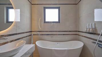 Dobbeltrom – premier, byutsikt | Bad | Toalettartikler (inkludert), hårføner, håndklær og såpe