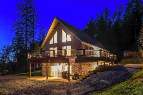 Beautiful Ski Chalet with Hot Tub in Ellicottville