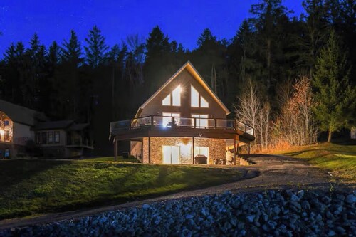Beautiful Ski Chalet with Hot Tub in Ellicottville