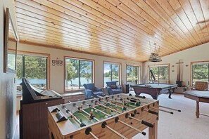 Games room - Family Winter Lakehouse: Firepit+Gameroom (Somerset)
