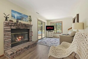 TV, fireplace, offices - Family Winter Lakehouse: Firepit+Gameroom (Somerset)