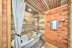 Shower, towels, soap, toilet paper - Hochatown Daze is 3 cabins with 2 hot tubs and 2 large outdoor gathering areas. (Broken Bow)
