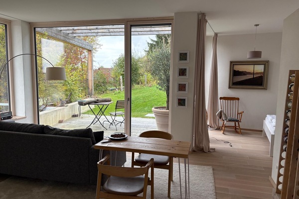 Ferienhaus mit Terrasse-Wohnzimmer mit Garte