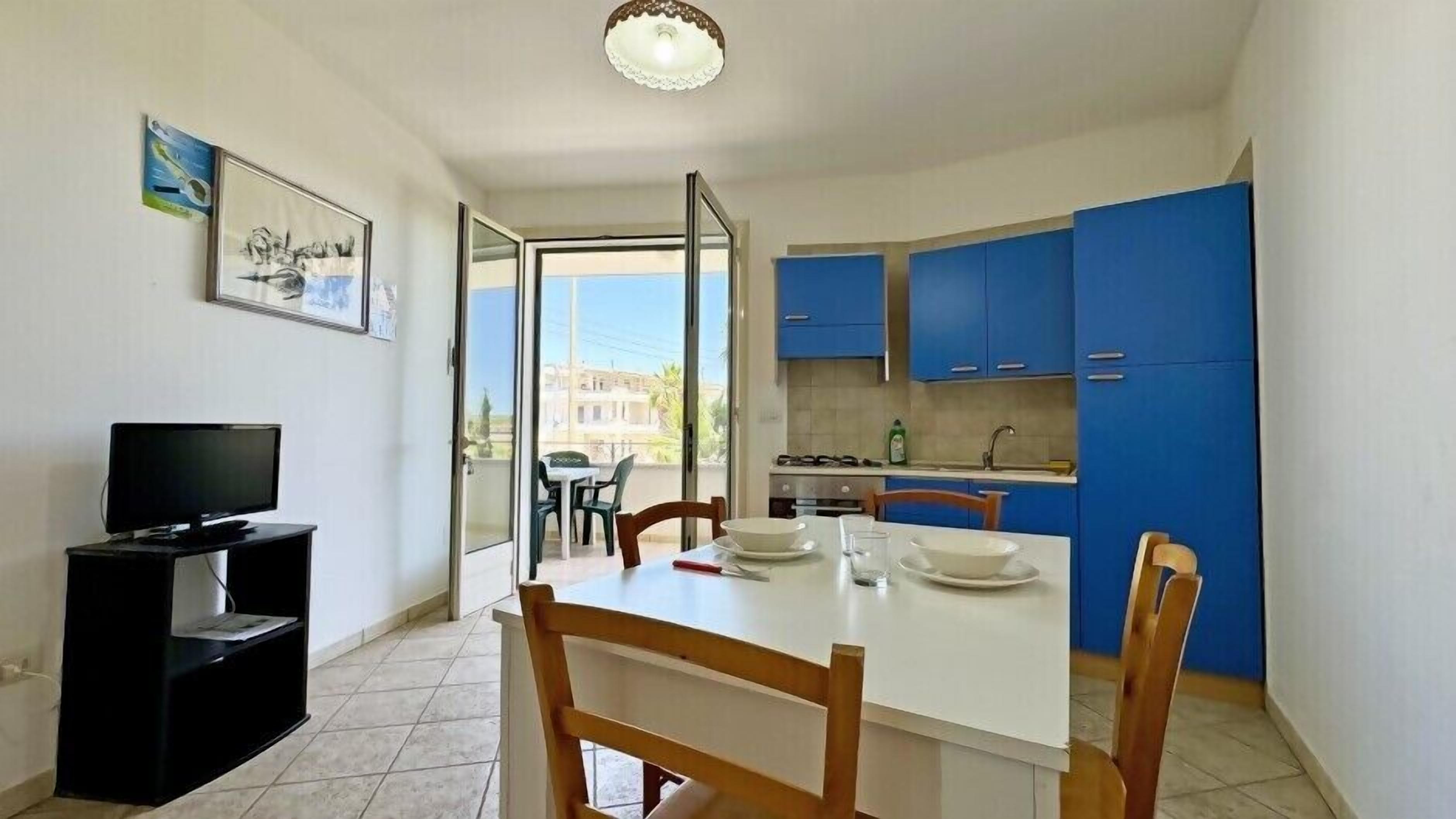 Kühlschrank, Ofen, Wasserkocher mit Kaffee-/Teezubehör