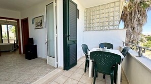 Outdoor dining - Lakeside Apartment Torre San Giovanni (Torre San Giovanni)