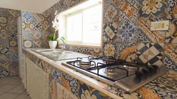 Frigorífico, horno, cafetera o tetera y utensilios de cocina