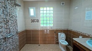 Ducha, secador de pelo, toallas, jabón
