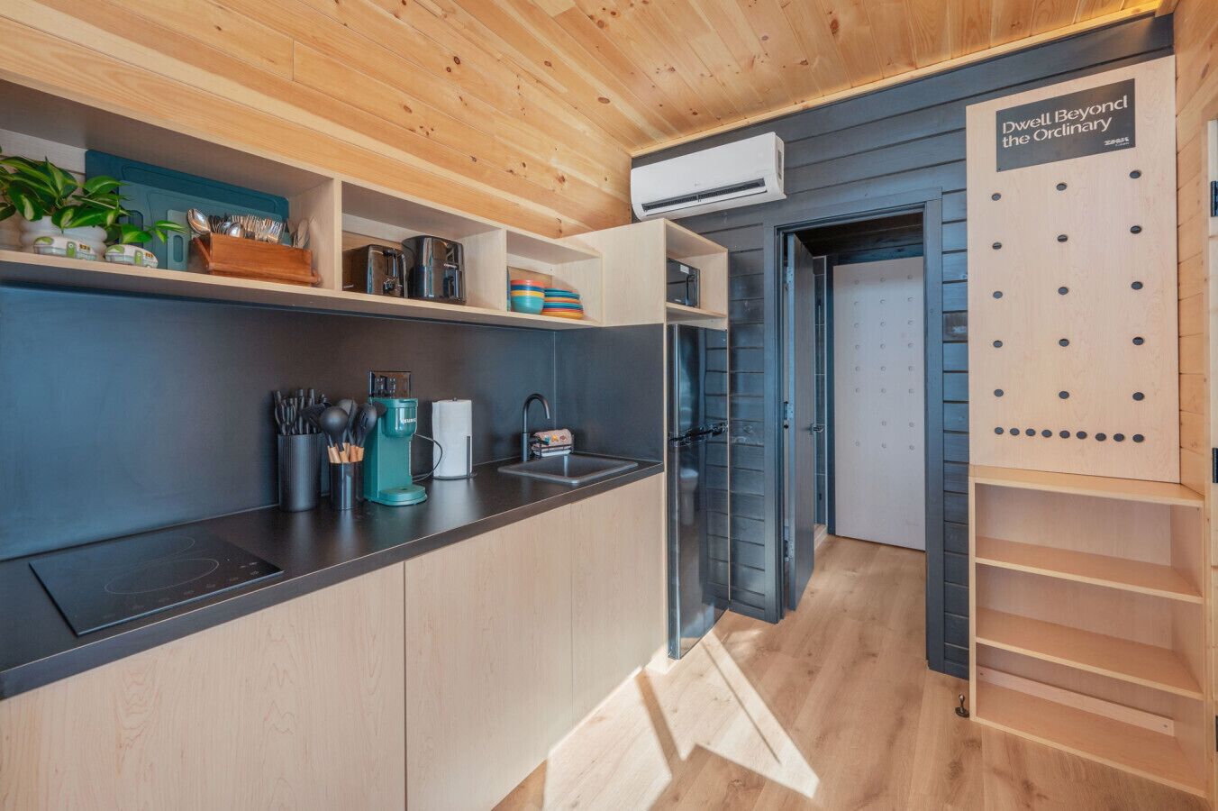 Kühlschrank, Mikrowelle, Herdplatte, Wasserkocher mit Kaffee-/Teezubehör