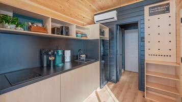 KĂŒhlschrank, Mikrowelle, Herdplatte, Wasserkocher mit Kaffee-/Teezubehör