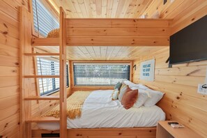 Travel cot, WiFi - Waterfront Access Cabin | Private Hot tub + Yard (Fort Walton Beach)