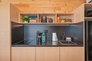 Kylskåp, mikrovågsugn, spishäll och kaffe- och tebryggare