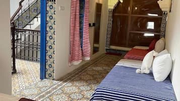 Chambre Quadruple, balcon, vue ville | Wi-Fi gratuit