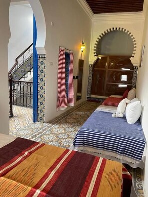 Chambre Quadruple, balcon, vue ville | Wi-Fi gratuit