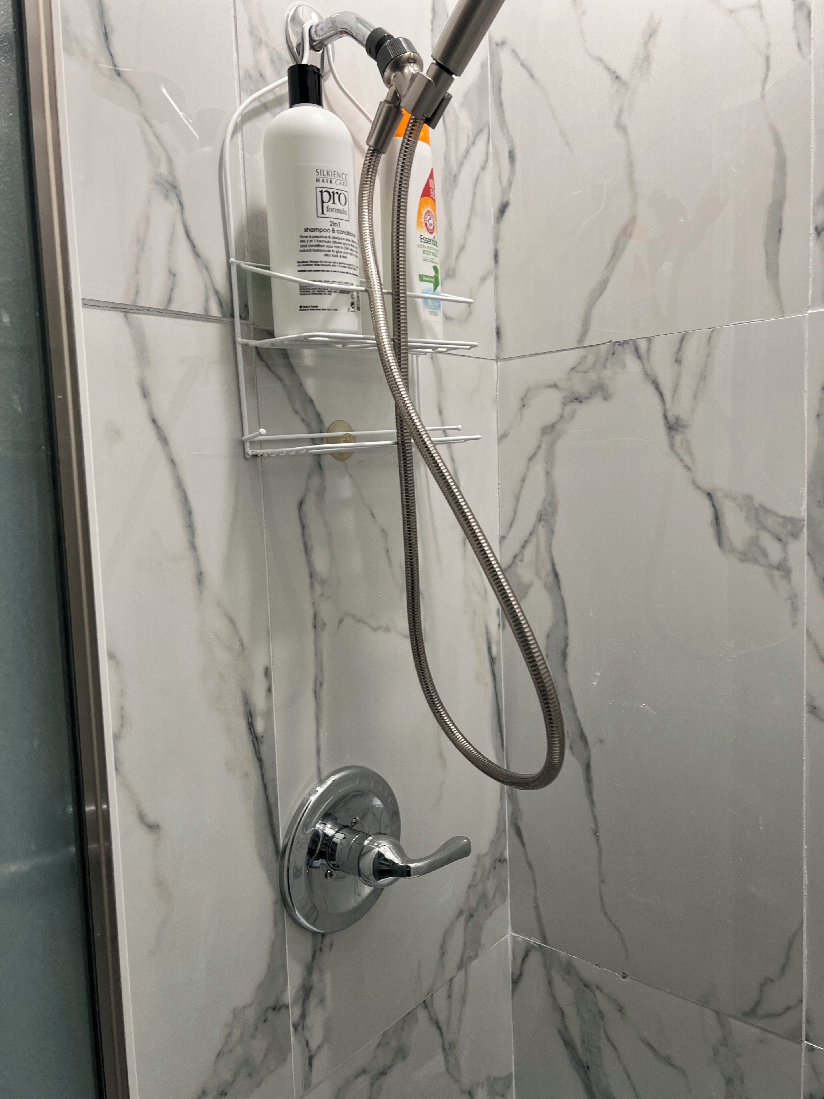 Douche, sèche-cheveux, bidet, serviettes fournies