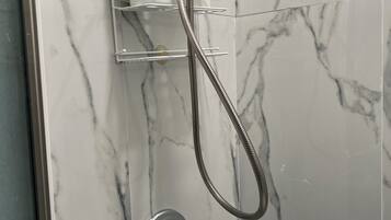 Douche, sèche-cheveux, bidet, serviettes fournies