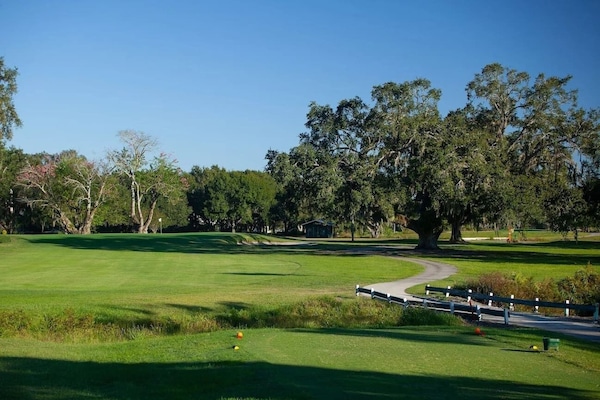 Pinecrest Golf Club - located 2.7 miles from Villa Lotela (4 minutes by car)