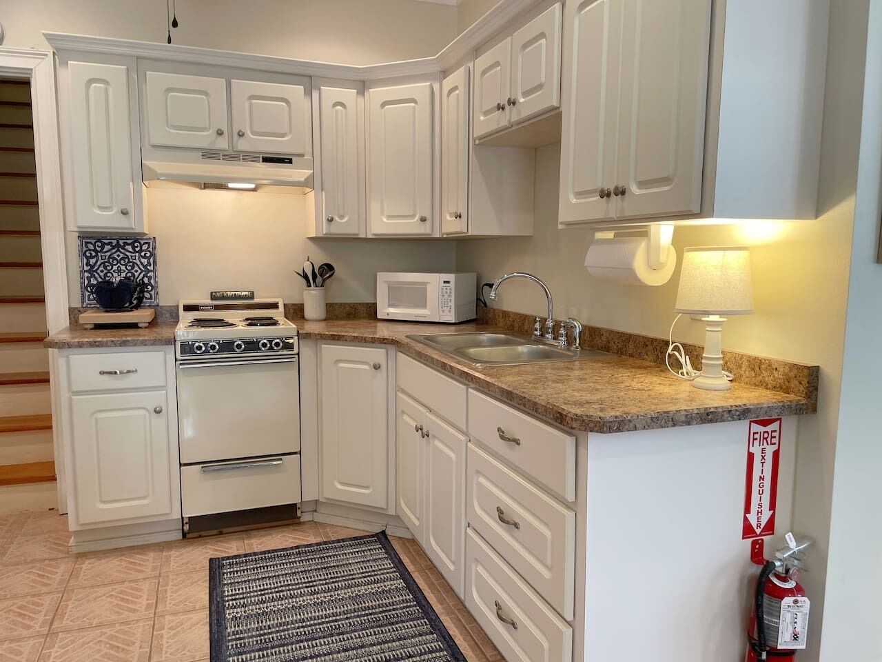 Coffee/tea maker, fridge, microwave, oven