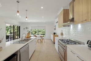 Fridge, microwave, oven, stovetop - Whimbrel Waves Cowes - Close to town & front beach (Cowes)