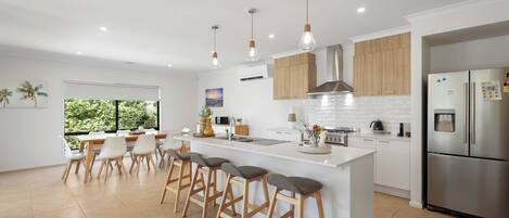 Réfrigérateur, micro-ondes, four, plaque de cuisson