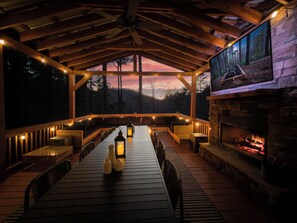 Outdoor dining - Pickleball, Putt Putt, Outdoor Theater, Hot Tub, Sauna (Blue Ridge)