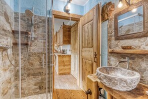 Shower, hair dryer, bidet, towels - Luna apartment Baita Ayana, Oulx, Italy (Oulx)