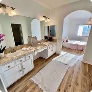 WiFi, bed sheets - 3-bedroom house with amazing views of Joshua Tree (Joshua Tree)