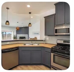 Private kitchen - 3-bedroom house with amazing views of Joshua Tree (Joshua Tree)