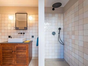Shower, hair dryer, towels - Casa Jutta: Charming Retreat with Terrace, WiFi & AC (Santa Margalida)
