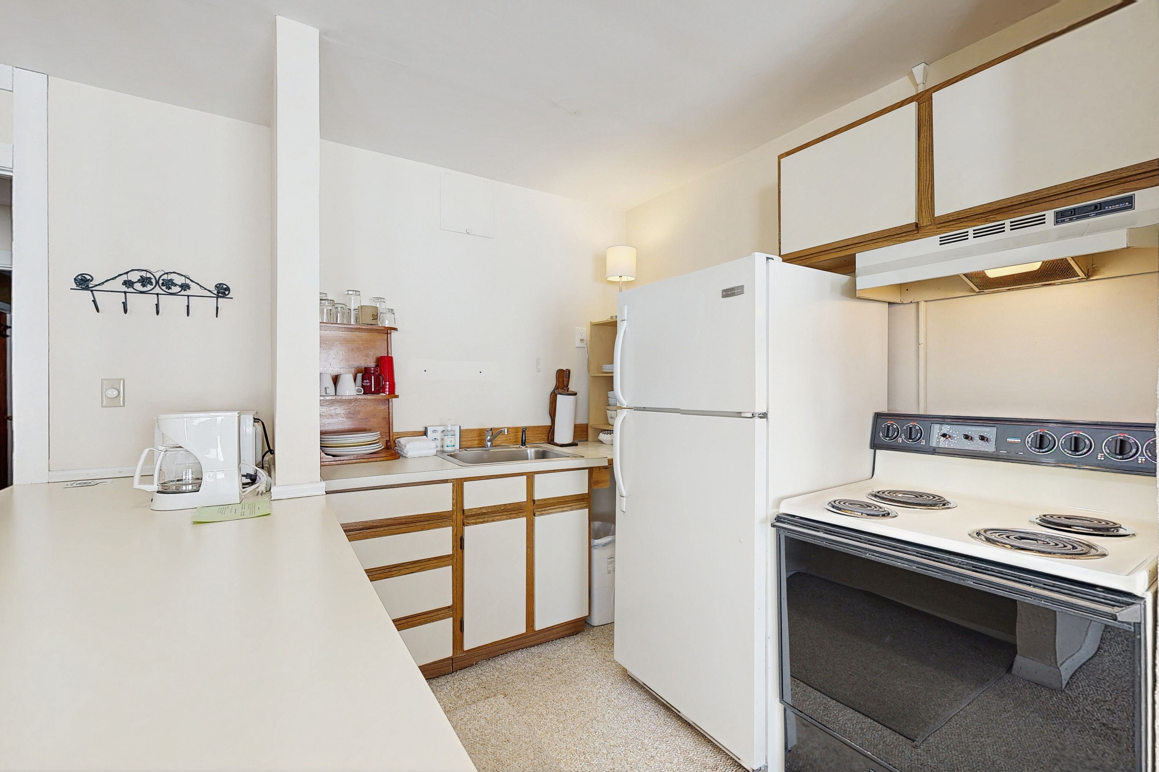 Kühlschrank, Ofen, Herdplatte, Wasserkocher mit Kaffee-/Teezubehör