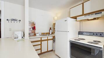 Kühlschrank, Ofen, Herdplatte, Wasserkocher mit Kaffee-/Teezubehör