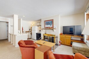 Televisión y chimenea 