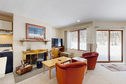 Ski-in/ski-out condo w/ wood-burning fireplace, patio, shared bbq, w/d, wifi