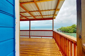 Property grounds - Rustic Oceanfront Cabin on Private Island with beach access & kitchen (Placencia)
