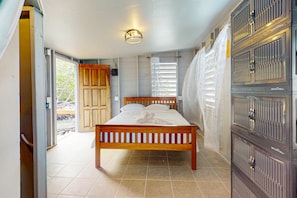 Bed sheets - Rustic oceanfront cabin w/overwater kitchenette, sea views & private deck (Placencia)