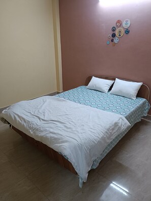 1 bedroom, internet, bed sheets