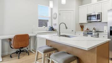 Kühlschrank, Mikrowelle, Ofen, Herdplatte