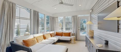 Televisión y chimenea