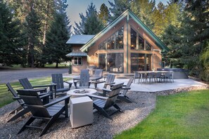 Outdoor dining - Northern 88 - Modern Mountain Retreat - Main Floor Master + Hot Tub + Firepit (Ronald)